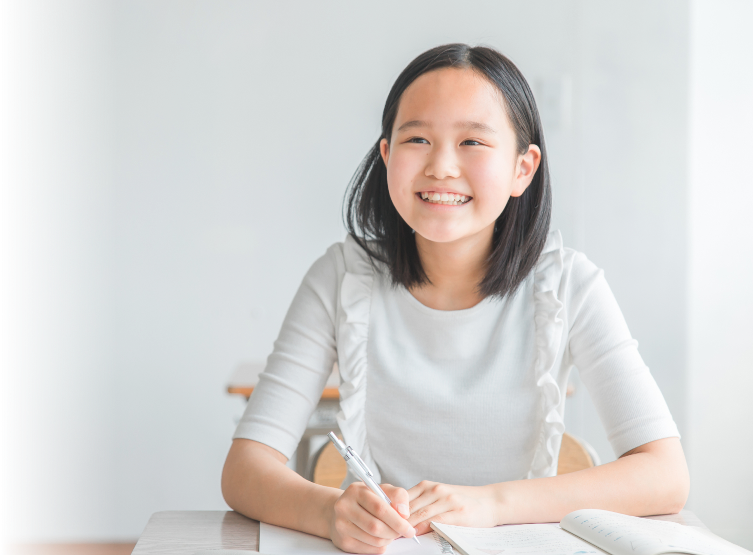 笑顔で勉強する生徒の写真